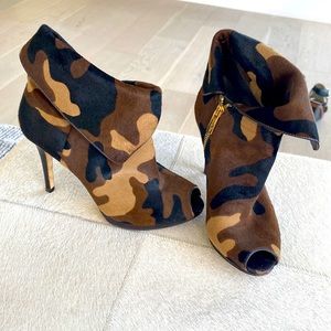 Michael Kor’s womens heeled boots Faux Camo print size 6 1/2